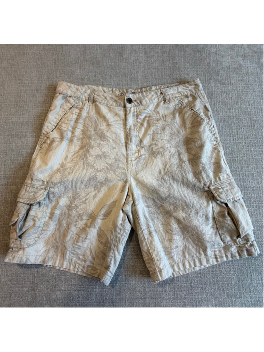 PARADISE COLLECTION Hawaiian
Print Linen Cotton Blend Cargo
Shorts Men's Size 40